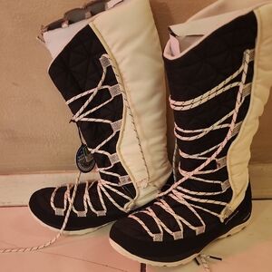 Columbia Black and White Winter Boots with Stylish Lacing